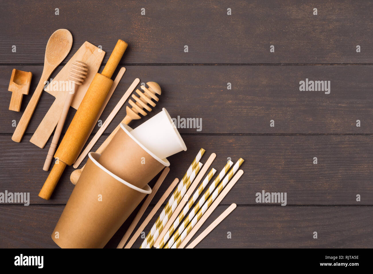 Plastica concetto libero con pavimenti in legno e carta utensili per la cucina o il bar, spazio copia, laici piatta Foto Stock