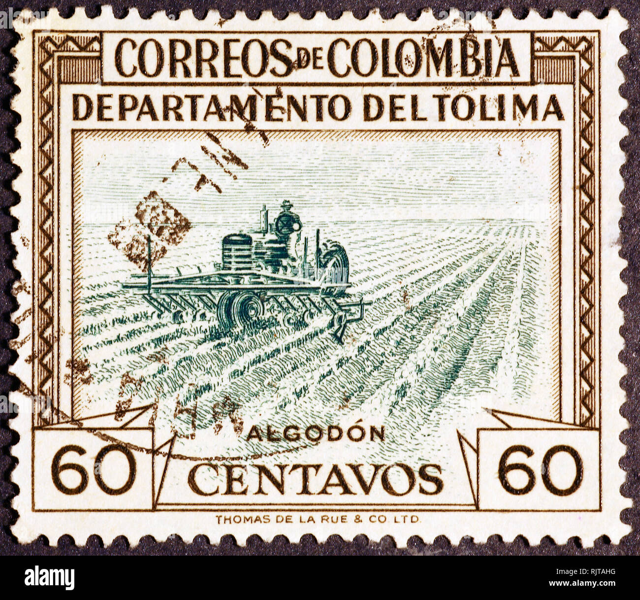 Macchine agricole al lavoro sul colombiano vintage francobollo Foto Stock