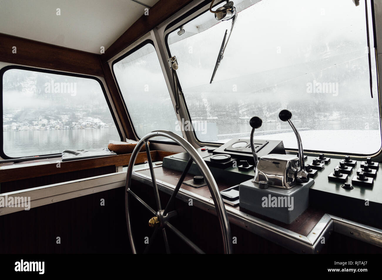 HALLSTATT, Austria - Gennaio 2019: vista sulla città di Hallstatt e montagne delle Alpi dal traghetto cabina comandante. Volante in primo piano. Foto Stock