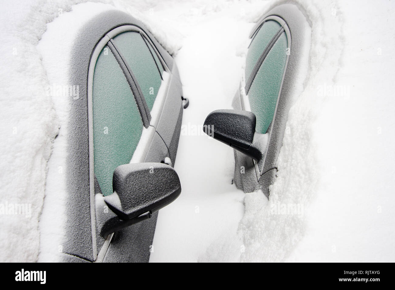 Specchi auto di due vetture sepolto nella neve dopo la tempesta di neve (Montreal, Canada) Foto Stock