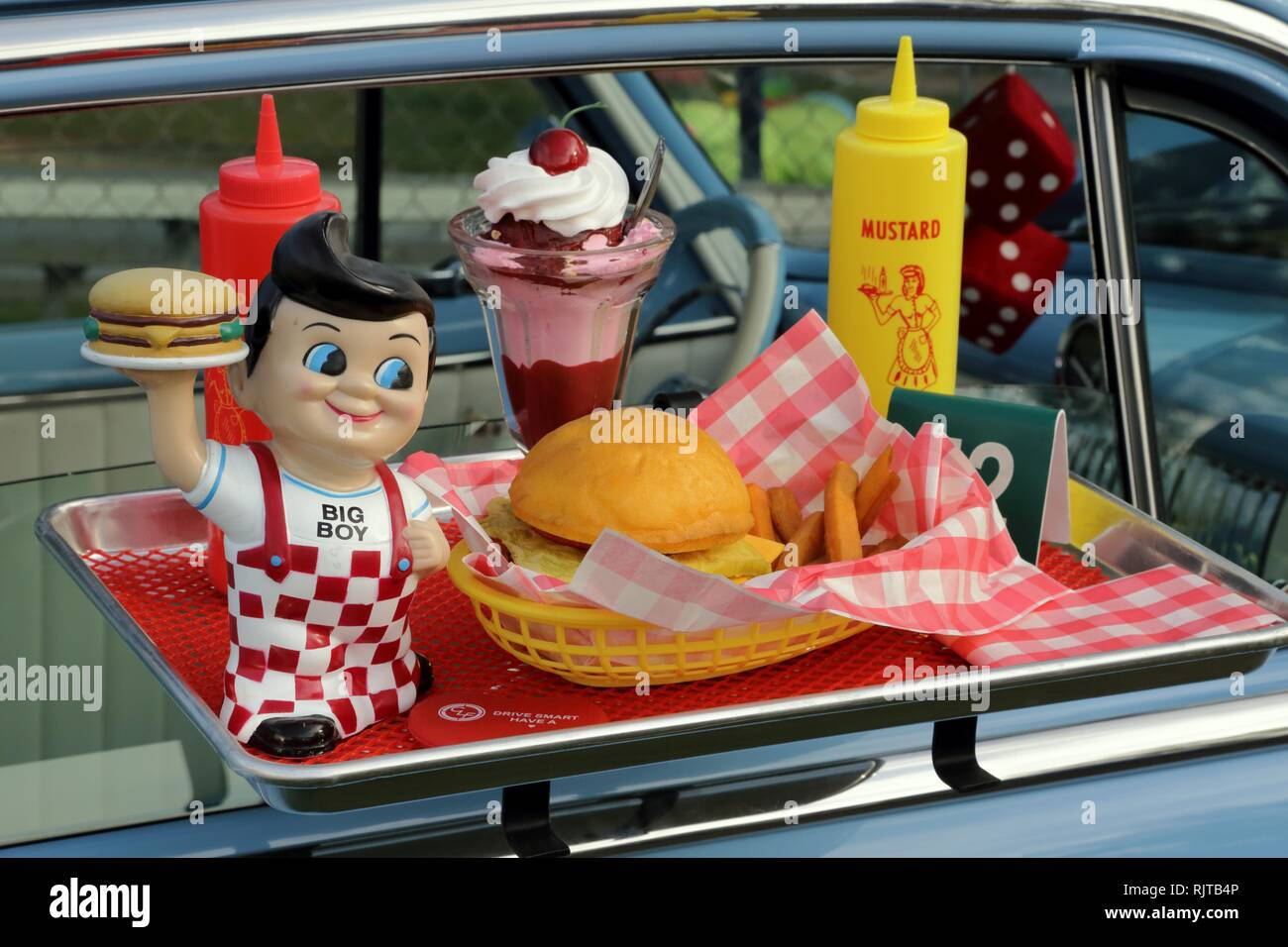 Los Angeles, CA / STATI UNITI D'AMERICA - Ott. 23, 2016: un classico di Bob Big Boy car hop vassoio è raffigurato sul finestrino di un'auto d'epoca. Foto Stock