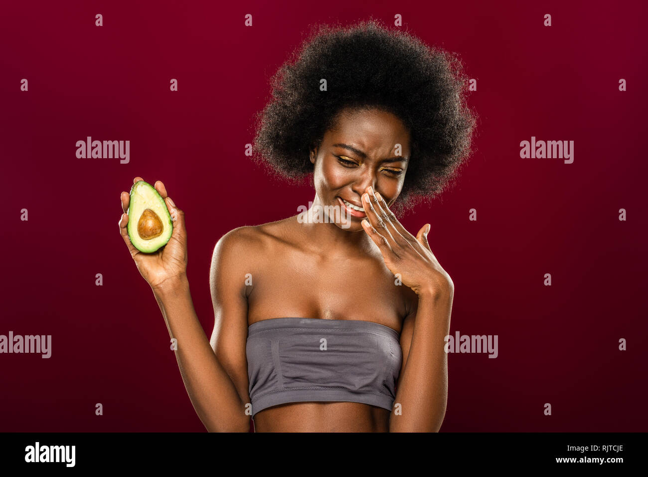 Infelice Afro American donna che esprime le sue emozioni Foto Stock