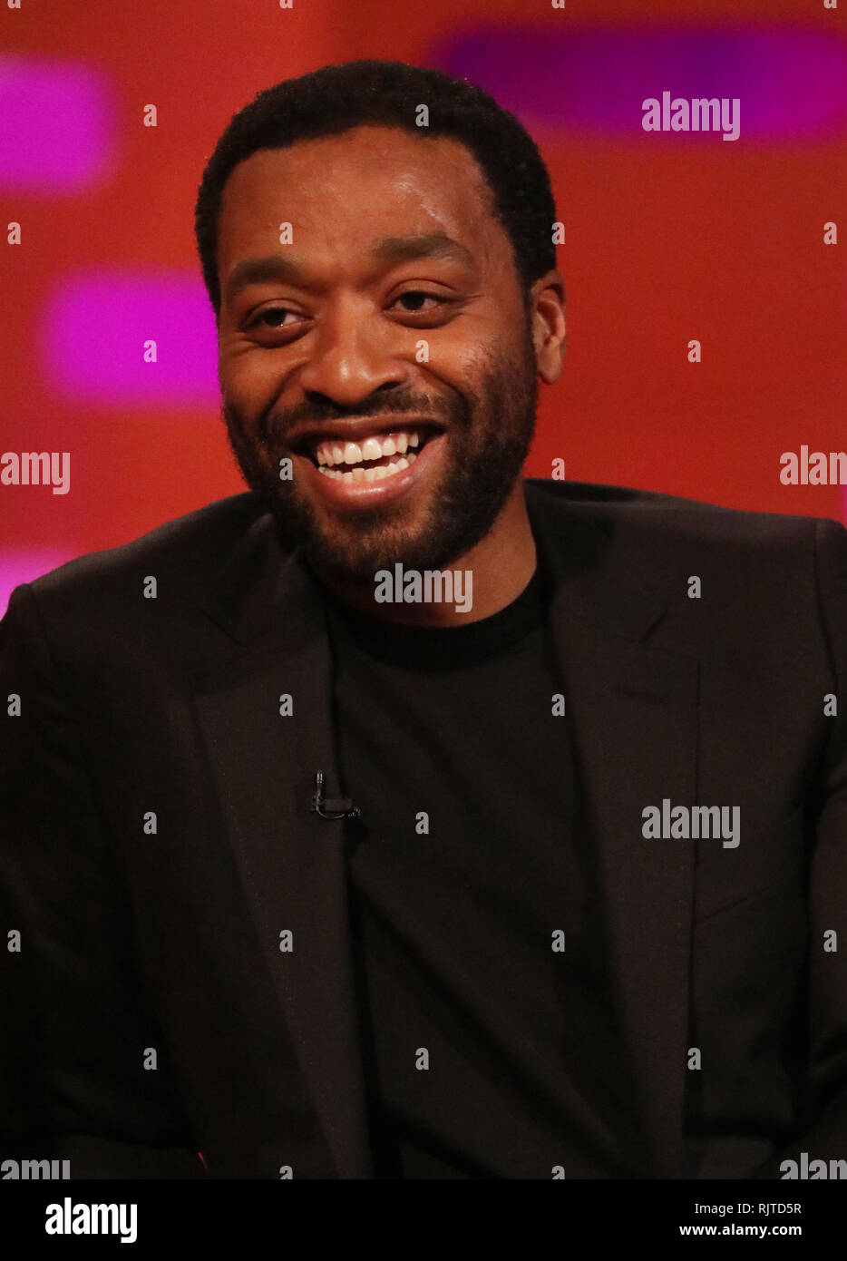 Chiwetel Ejiofor durante le riprese per il Graham Norton Show alla BBC Studioworks 6 Centro Televisivo, Wood Lane, Londra, per essere messo in onda su BBC One il venerdì sera. Foto Stock