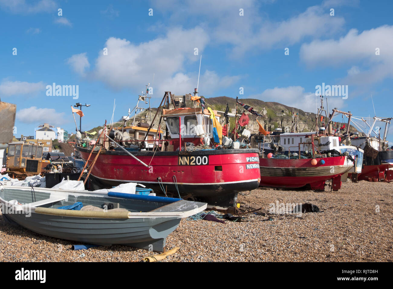 Barche da pesca in Hastings Old Town Stade di pescatori di spiaggia, East Sussex, Regno Unito Foto Stock