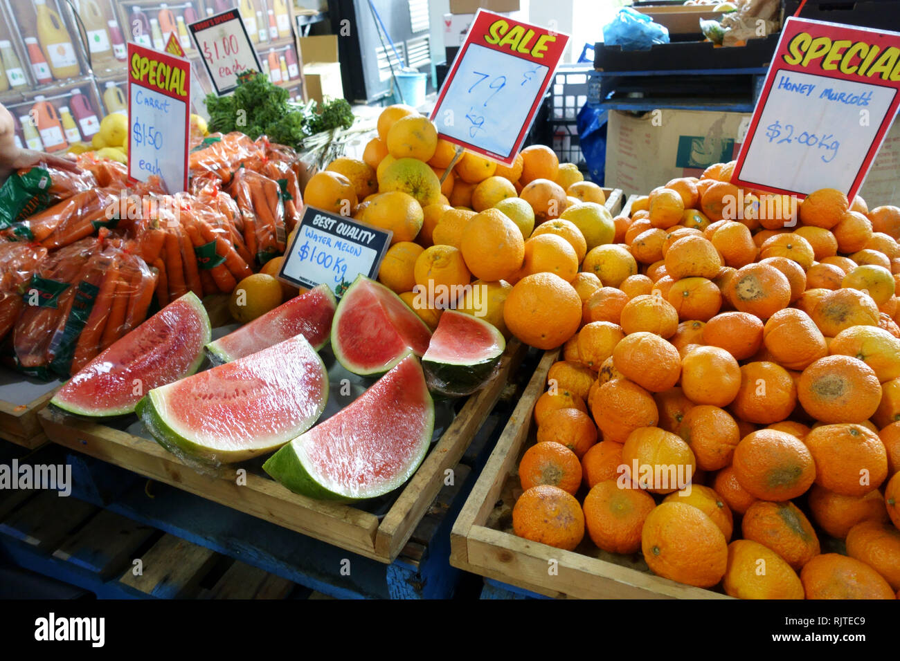 Frutta fresca venditore al Victoria Market, Melbourne Australia Foto Stock