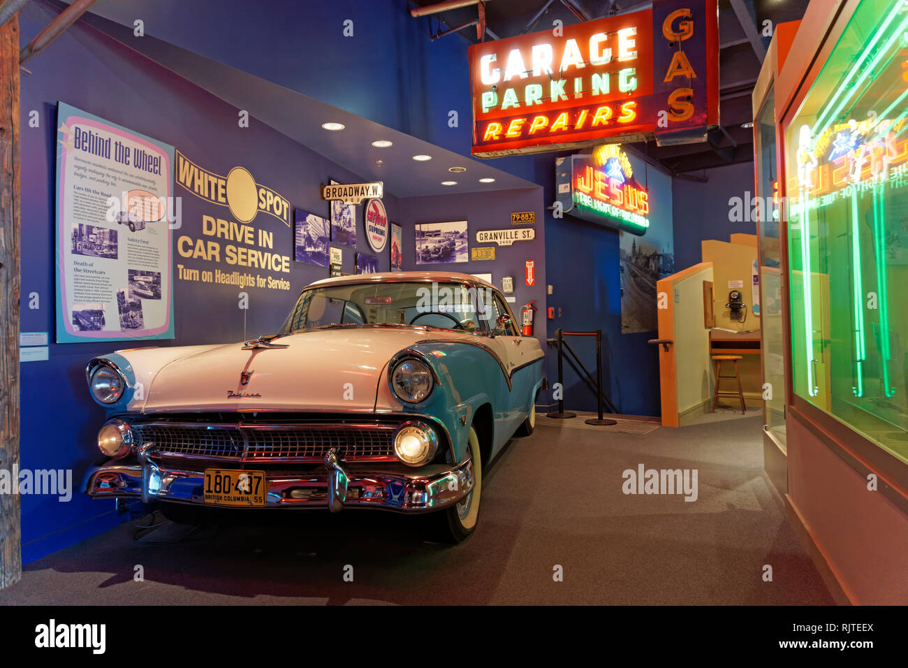 1955 Ford Fairlane auto nel 50's Gallery presso il Museo di Vancouver, British Columbia, Canada Foto Stock
