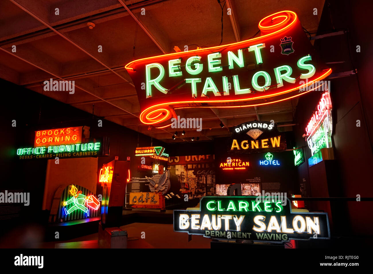 Vintage insegne al neon nel brutto galleria di Vancouver presso il Museo di Vancouver, British Columbia, Canada Foto Stock