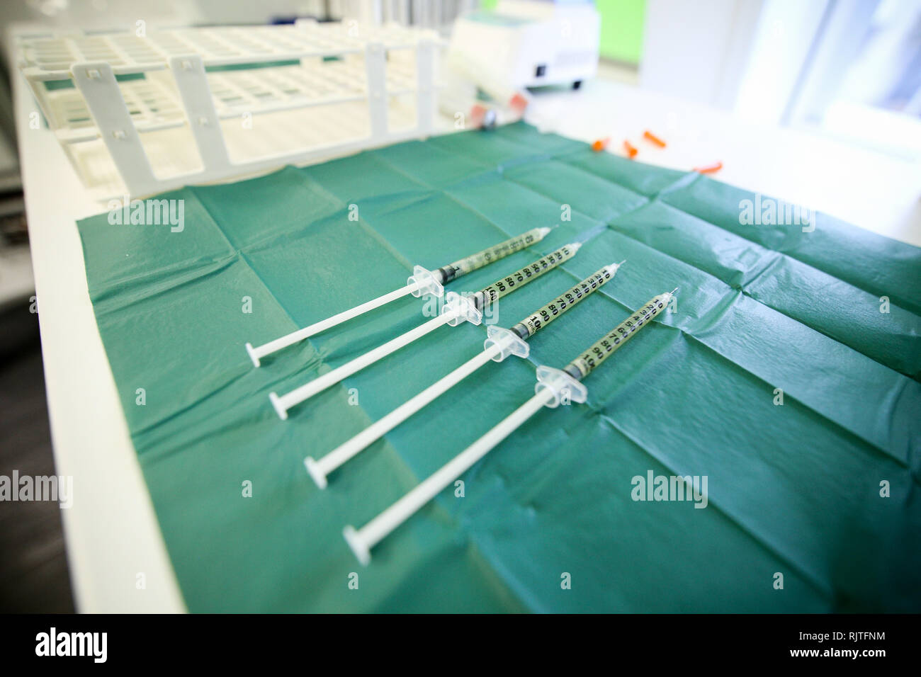 Dettagli con siringhe tenendo il sangue e il plasma del sangue in un laboratorio di dentista Foto Stock