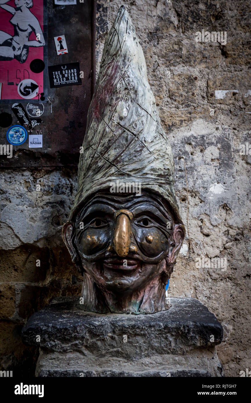 Maschera tradizionale con la faccia di Pulcinella in 'Spaccanapoli strade'  nel centro storico di Napoli, Italia Foto stock - Alamy