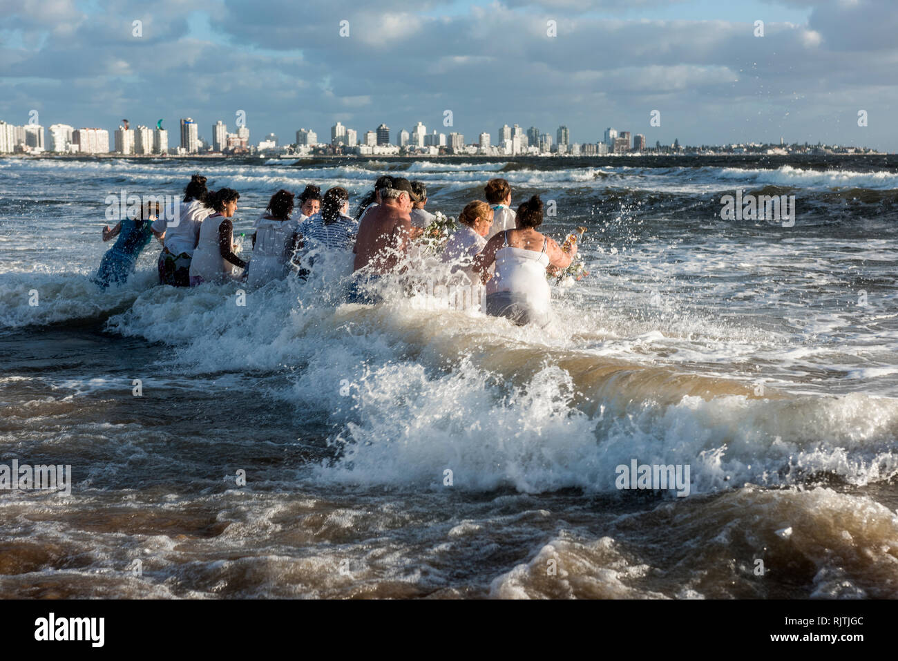 Maldonado, Uruguay - Febbraio 2, 2019: I parrocchiani della chiesa Umbandist culto Orisha Yemanja (Iemanja) sulla Playa Mansa Beach in Punta del Est Foto Stock