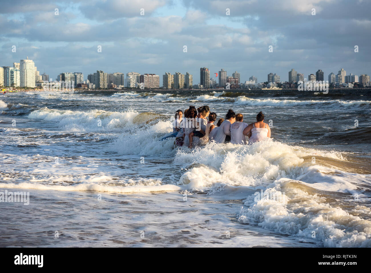 Maldonado, Uruguay - Febbraio 2, 2019: I parrocchiani della chiesa Umbandist culto Orisha Yemanja (Iemanja) sulla Playa Mansa Beach in Punta del Est Foto Stock