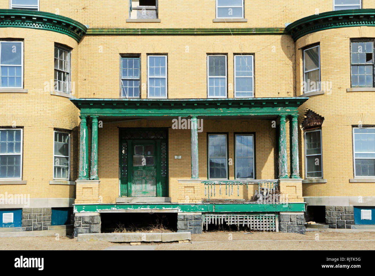 L'edificio abbandonato e trascurato si trova sul Fort Hancock decommissionato, Sandy Hook, New Jersey, USA. Foto Stock