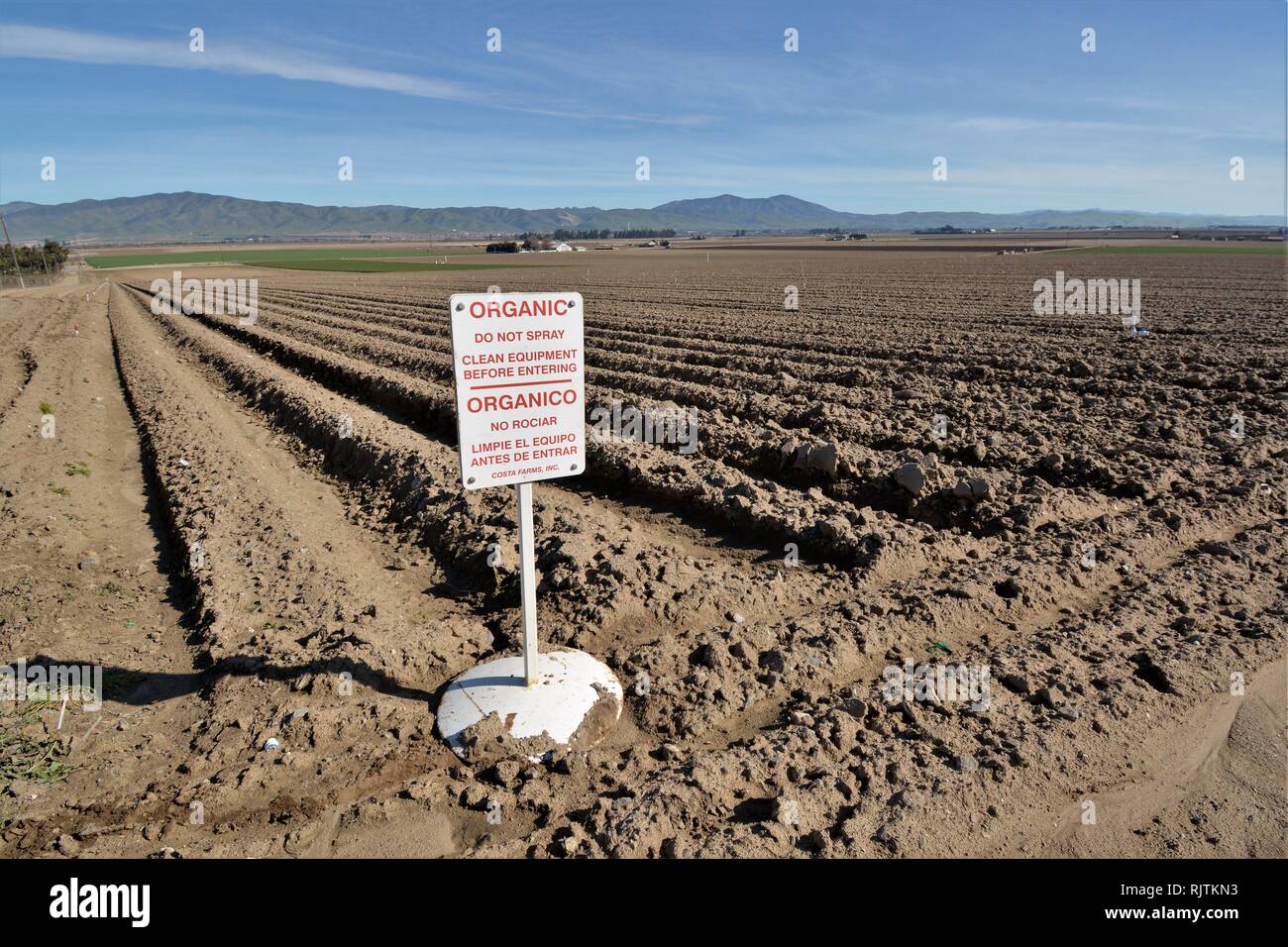 Azienda agricola biologica segnale circa la spruzzatura di sostanze chimiche Foto Stock