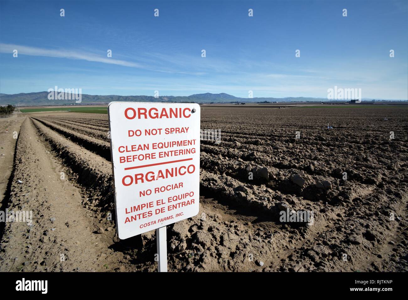 Azienda agricola biologica segnale circa la spruzzatura di sostanze chimiche Foto Stock