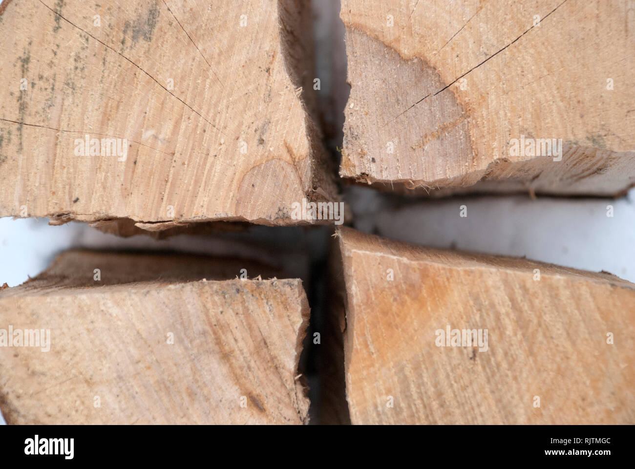 Quattro di legno sul bianco. Lo sfondo è la neve. Foto Stock