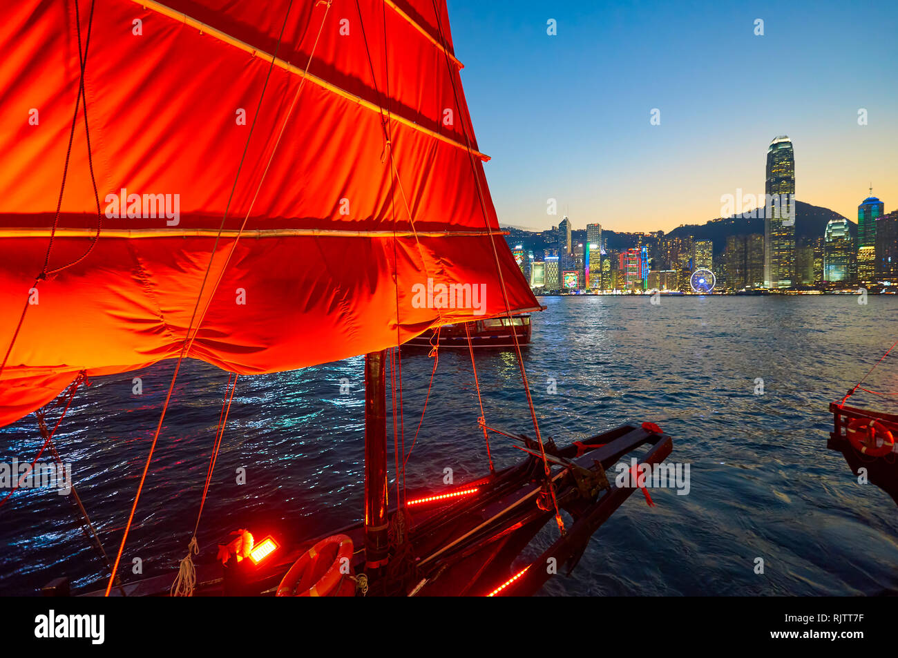 HONG KONG - Gennaio 25, 2016: il Red Sail di Aqua Luna al crepuscolo. Il Aqua Luna è una giunca cinese operanti nel Porto Victoria. Foto Stock