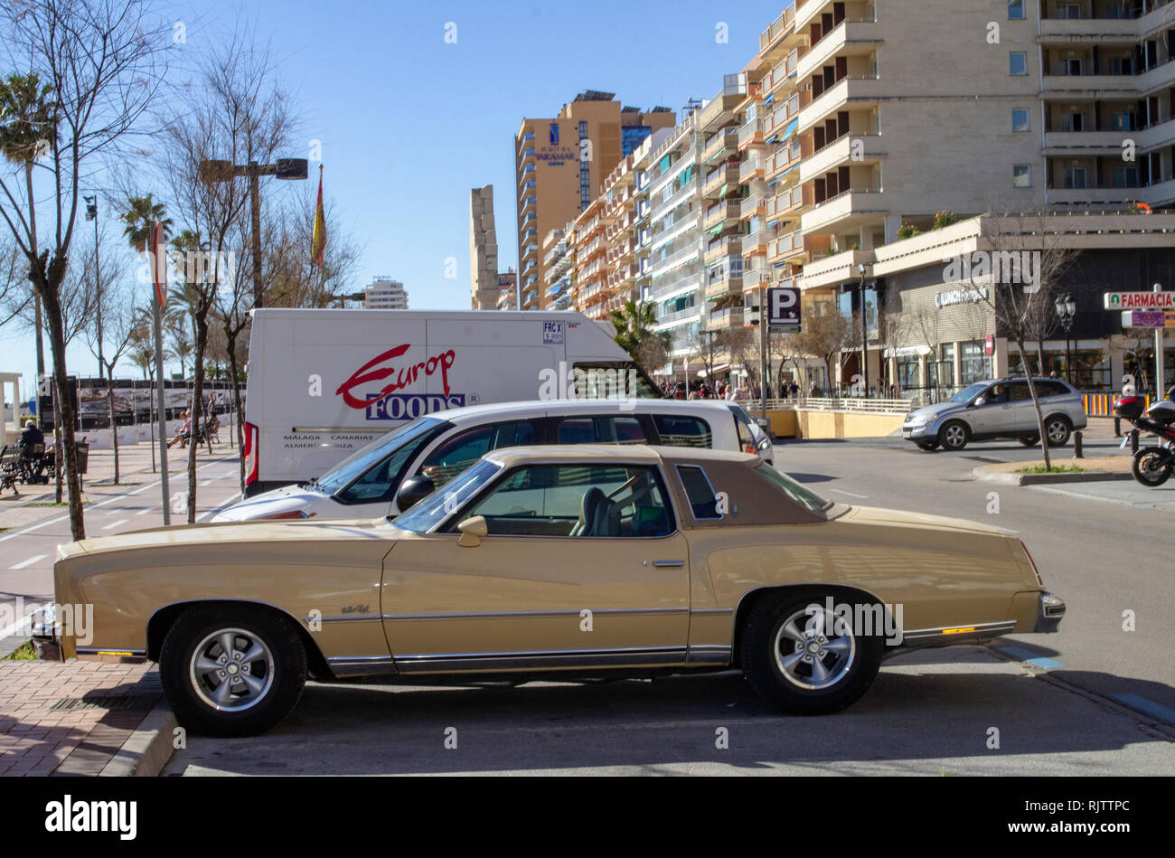 Una Chevrolet Monte Carlo due porte coupé parcheggiata in Los Boliches. Chiamato dopo la città di Monaco e costruito tra il 1970-2007 Foto Stock