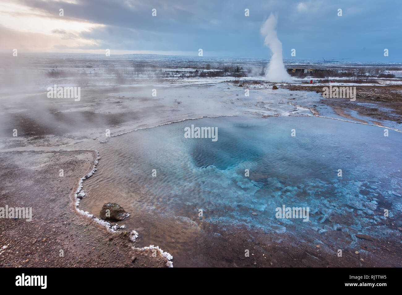 Strokkur Geyser eruzione all'alba, Haukadalur area geotermica, Haukadalur, Arnessysla, Sudurland, Islanda, Europa Foto Stock