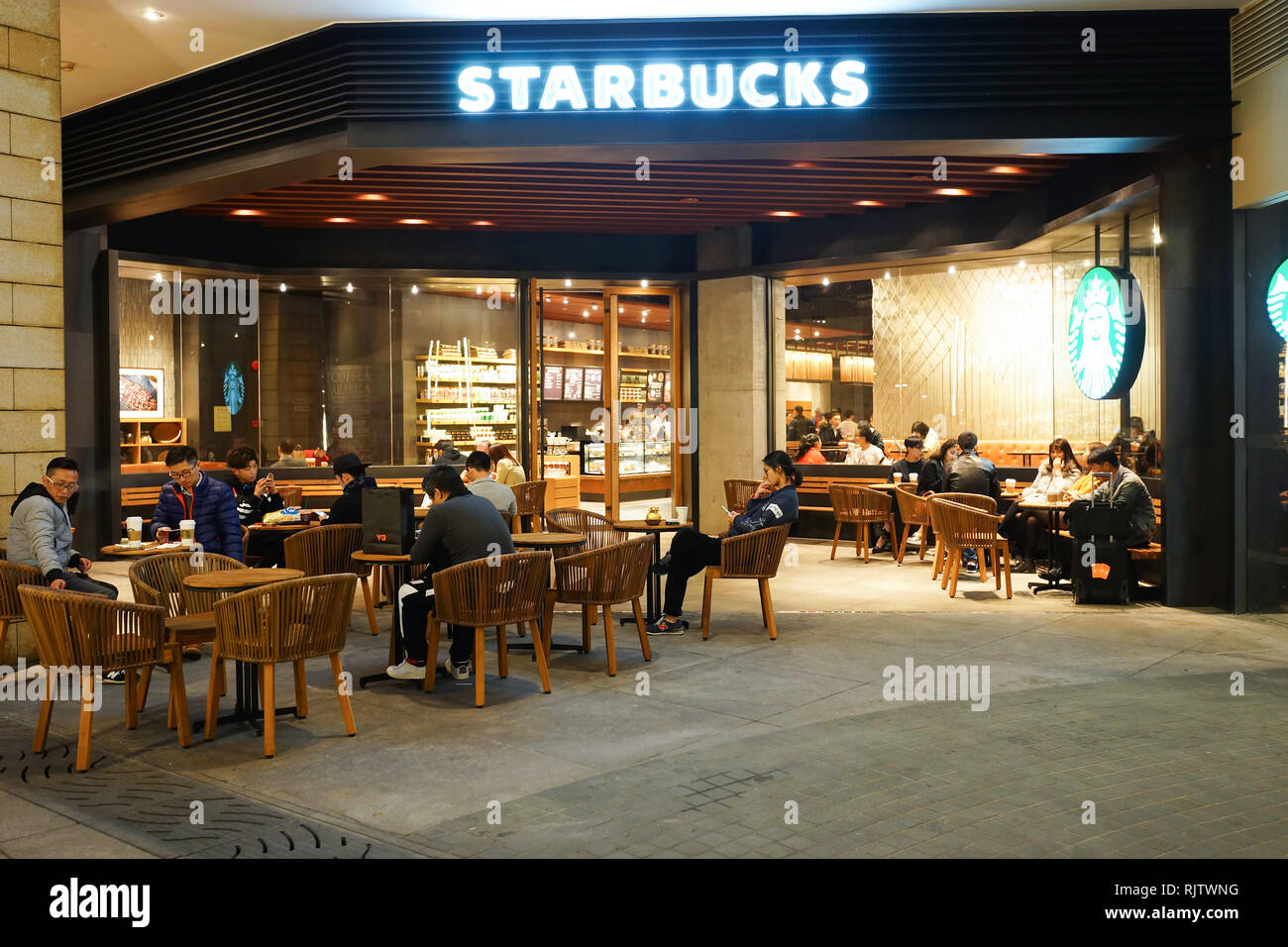 SHENZHEN, Cina - Febbraio 05, 2016: facciata di Starbucks Cafe. Starbucks Corporation è un Americano global coffee company e coffeehouse basata sulla catena Foto Stock