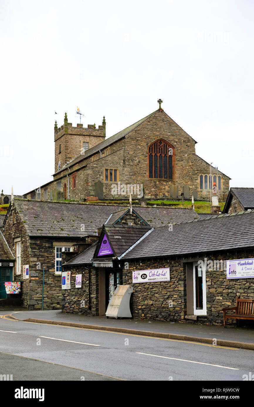 San Michele e Tutti gli Angeli chiesa parrocchiale, al di sopra del Ooh-La-La edicole, Hawkshead, Lake District, Cumbria, Inghilterra Foto Stock