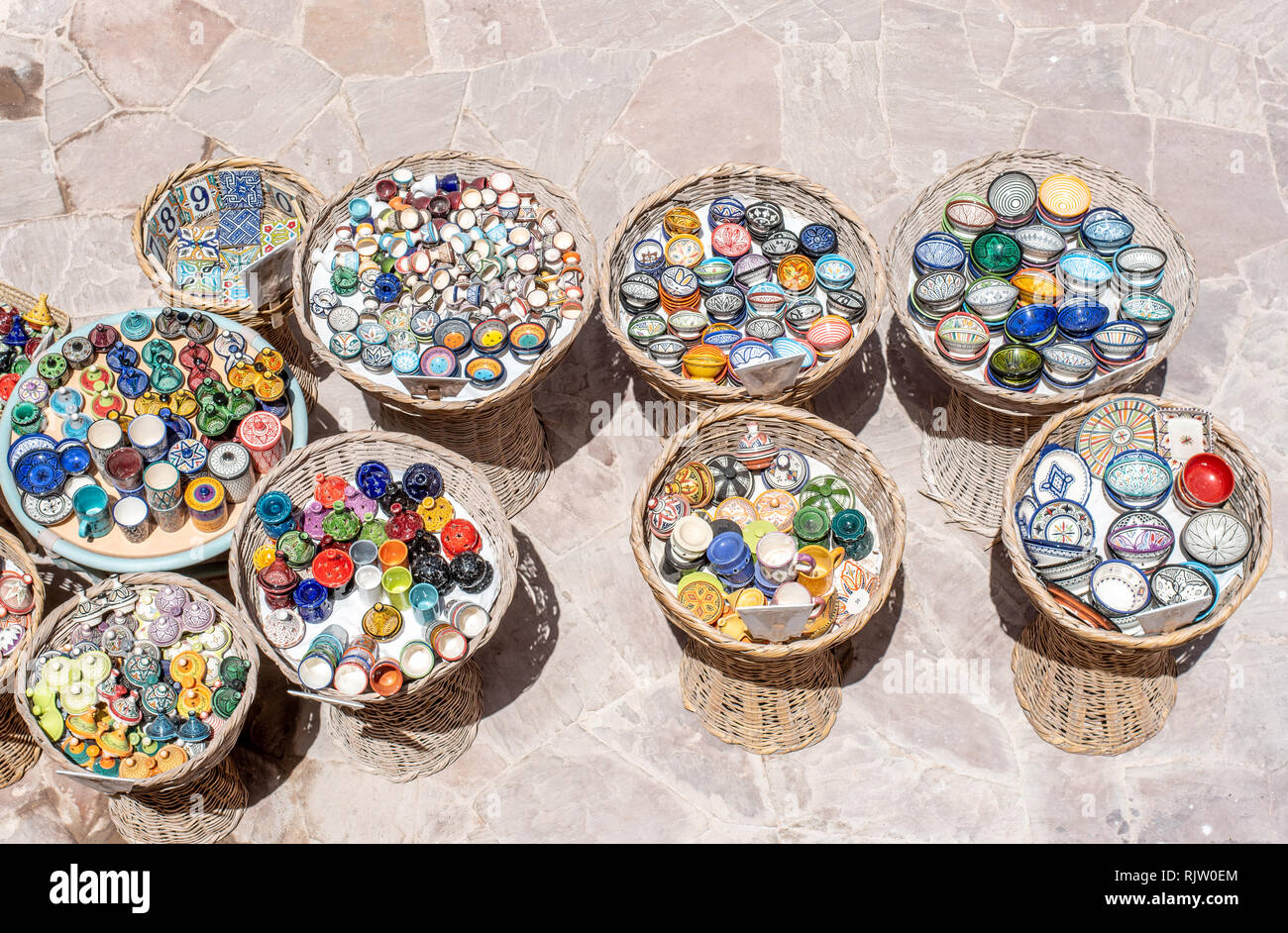 Modellate e colorate ceramiche marocchino, Essaouira Marrakesh-Safi, Marocco Foto Stock