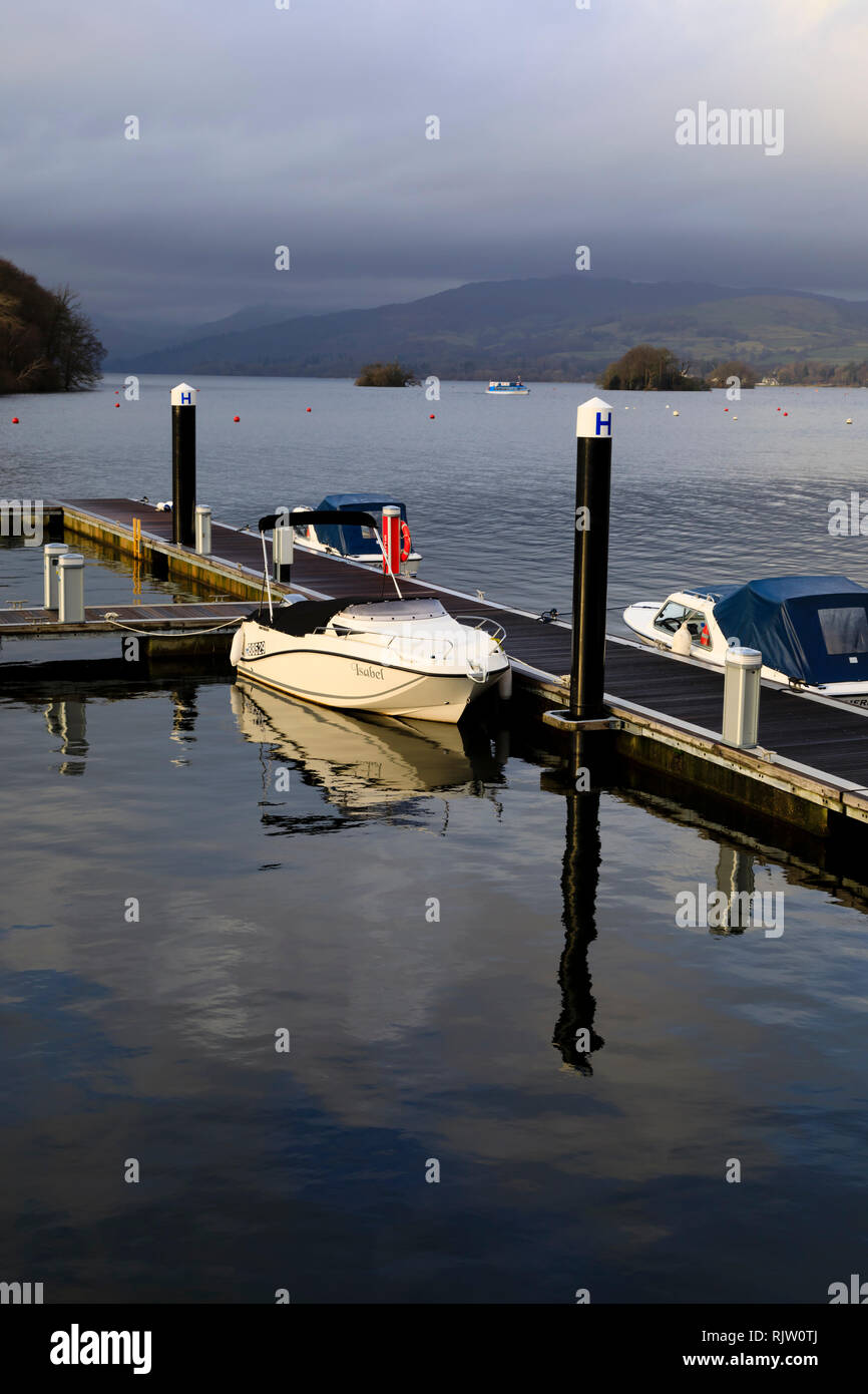 Le piccole imbarcazioni da diporto ormeggiato a jetty, Bowness on Windermere, Lake District, Cumbria, Inghilterra Foto Stock