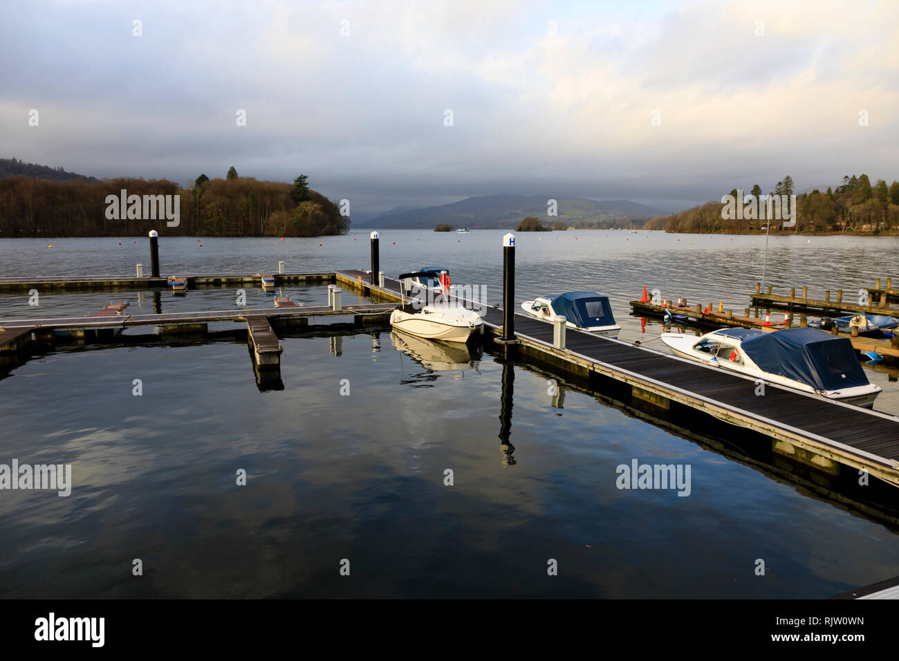 Le piccole imbarcazioni da diporto ormeggiato a jetty, Bowness on Windermere, Lake District, Cumbria, Inghilterra Foto Stock