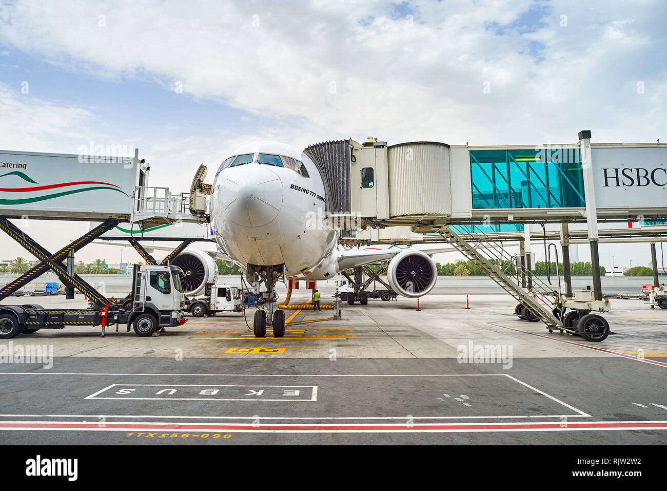 DUBAI, Emirati Arabi Uniti - 23 giugno 2015: Boeing 777-300ER inserito nell'aeroporto di Dubai. Aeroporto Internazionale di Dubai è un aeroporto internazionale che serve a Dubai. Si tratta di un m Foto Stock