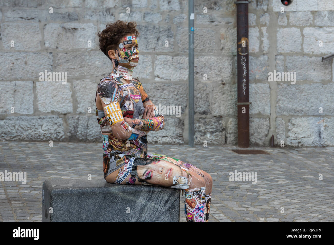 Artista brasiliano membro del Anti Status Quo Companhia de Dança. Performance di danza camaleonti, corpo come tela per supporti stampati e pubblicità Foto Stock
