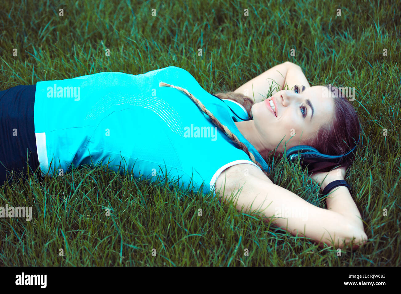Montare rilassante donna sdraiata sul prato Foto Stock