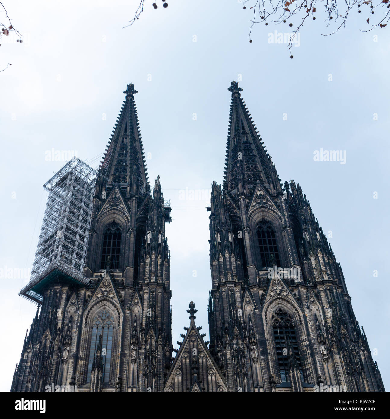 Colpo minimalista di gotica Cattedrale di Colonia in Germania con il ponteggio contro il cielo nuvoloso Foto Stock