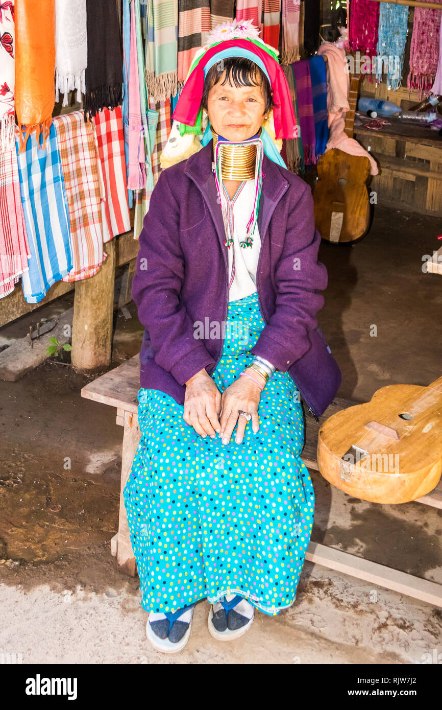 Mae Hong Son, Tailandia - 7 Febbraio 2019: Karen a collo lungo la donna. Il primo anello di ottone viene aggiunto all'età di 5, Foto Stock