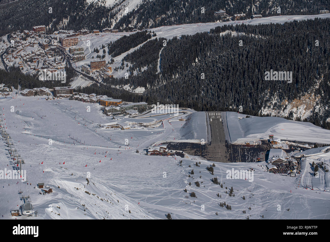 Courchevel Altiport (francese: Altiport de Courchevel) è un altiport serve Courchevel, una località sciistica nelle Alpi francesi. Foto Stock