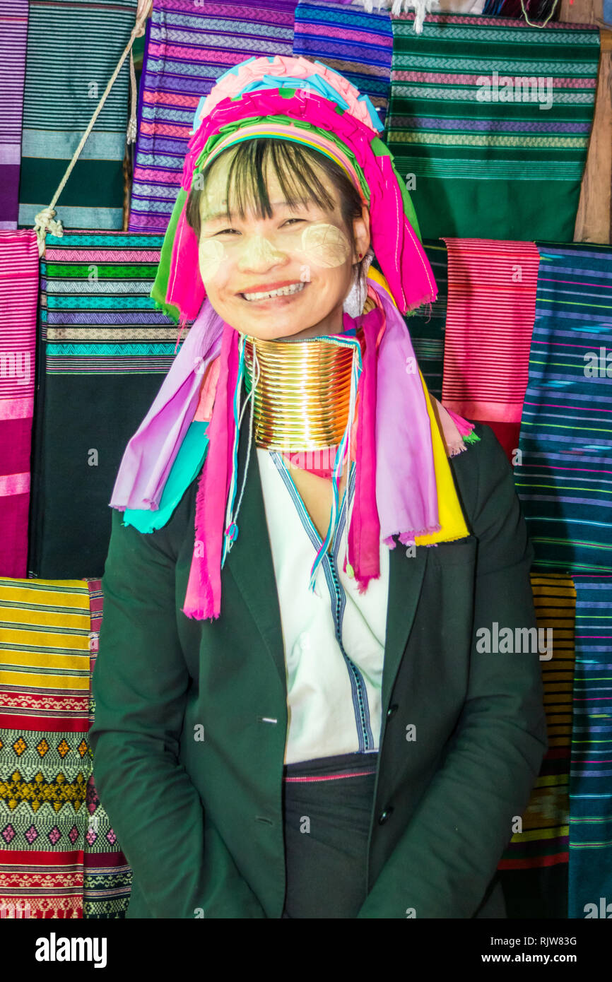 Mae Hong Son, Tailandia - 7 Febbraio 2019: Karen a collo lungo la donna. Il primo anello di ottone viene aggiunto all'età di 5, Foto Stock