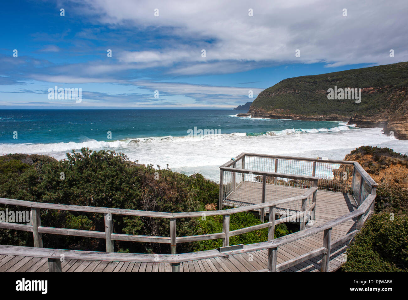 La vedetta con vedute spettacolari sulla costa e sull'oceano, con Capo Raoul, parte del Tasman National Park, in background a notevole grotta vicino a Port Ar Foto Stock