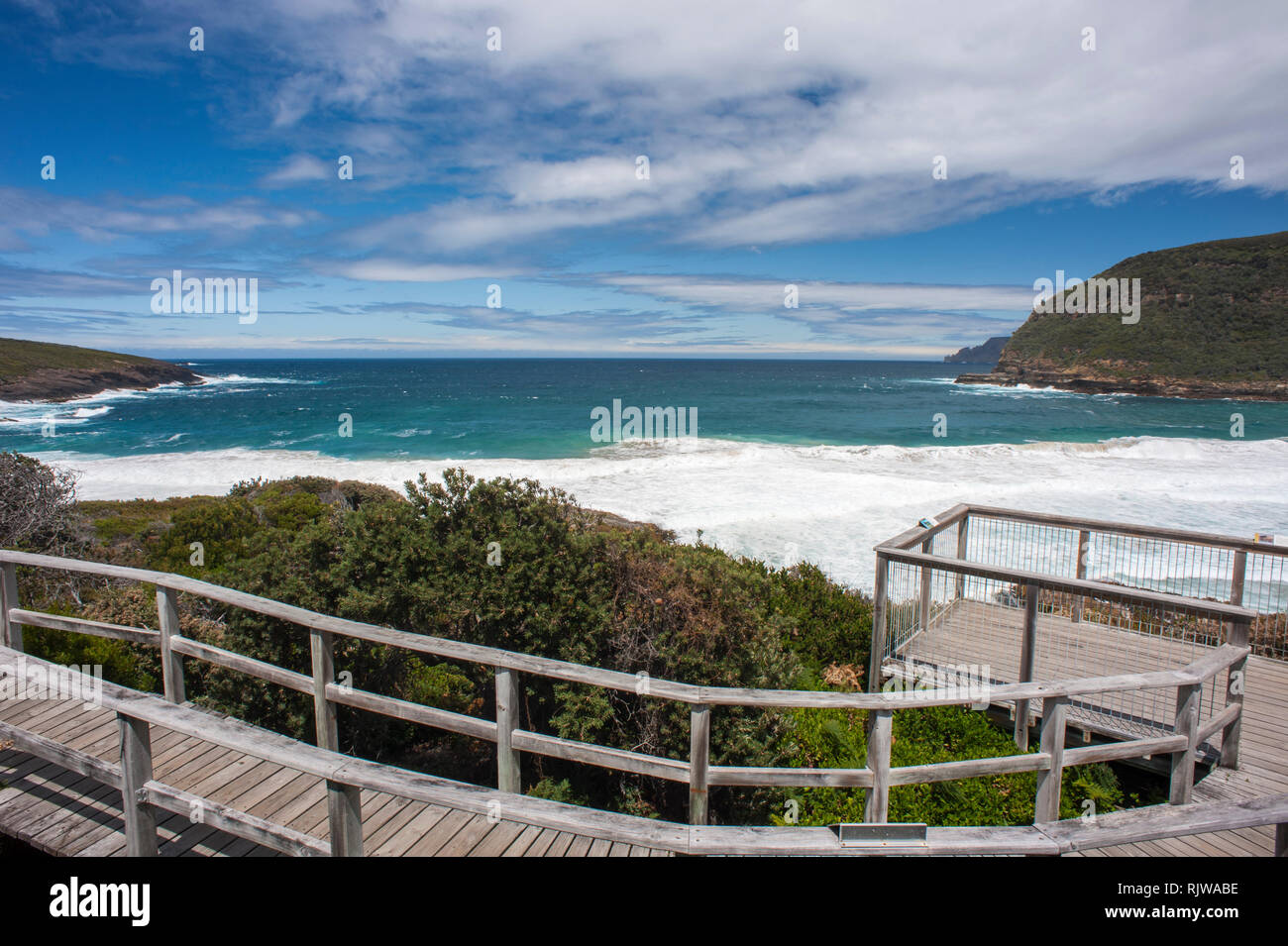 La vedetta con vedute spettacolari sulla costa e sull'oceano, con Capo Raoul, parte del Tasman National Park, in background a notevole grotta vicino a Port Ar Foto Stock