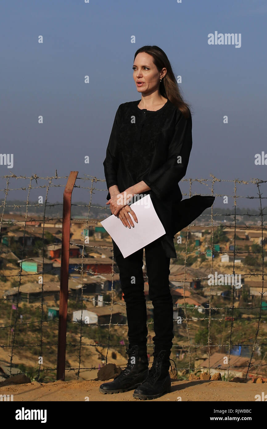 Cox's Bazar, Bangladesh: Hollywood attrice e aiuto umanitario Angelina Jolie, un inviato speciale per l'Alto Commissario delle Nazioni Unite per i Rifugiati (ACNUR), visite Rohingya Refugee Camp a Kutupalong in Ukhia, sud del Bangladesh il 5 febbraio 2019. © Rehman Asad/Alamy Stock Photo Foto Stock