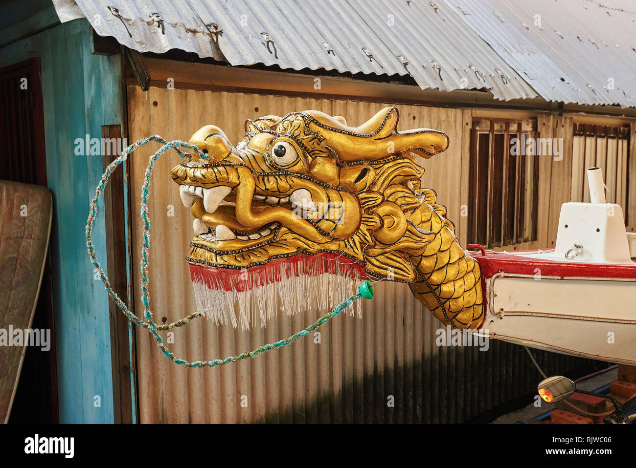 Un dragon boat sul molo di attesa per il dragon boat festival di George Town, Penang, Malaysia Foto Stock