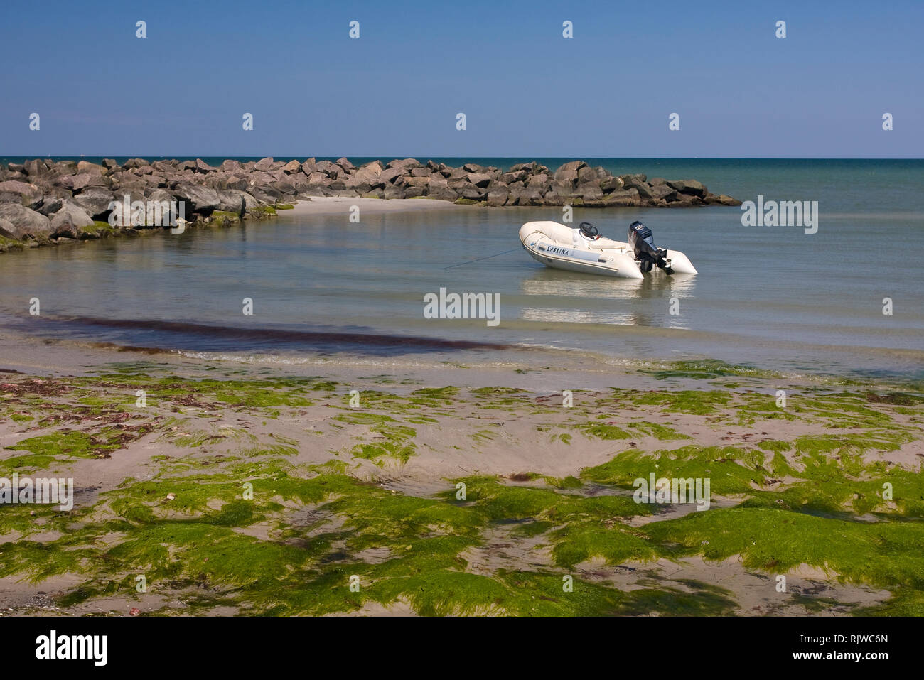 Bay con barca gonfiabile a Schönberger Strand, Schleswig-Holstein, Germania, Europa Foto Stock