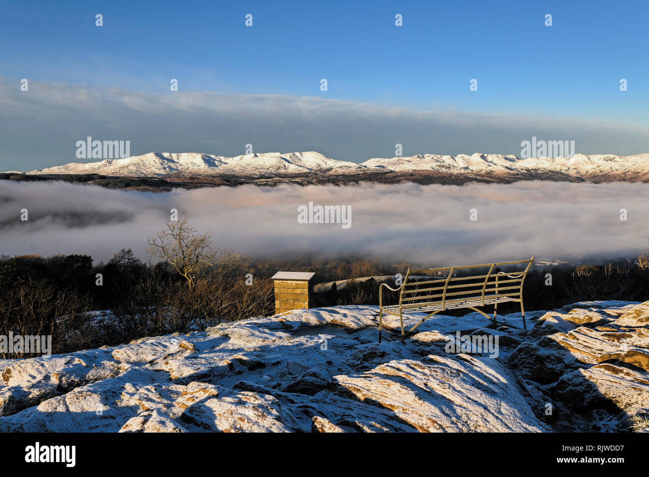 Ampie vedute al di sopra del cloud inversione della coperta di neve fells dalla testa Orrest, Windermere, su un freddo inverno fresco di mattina Foto Stock