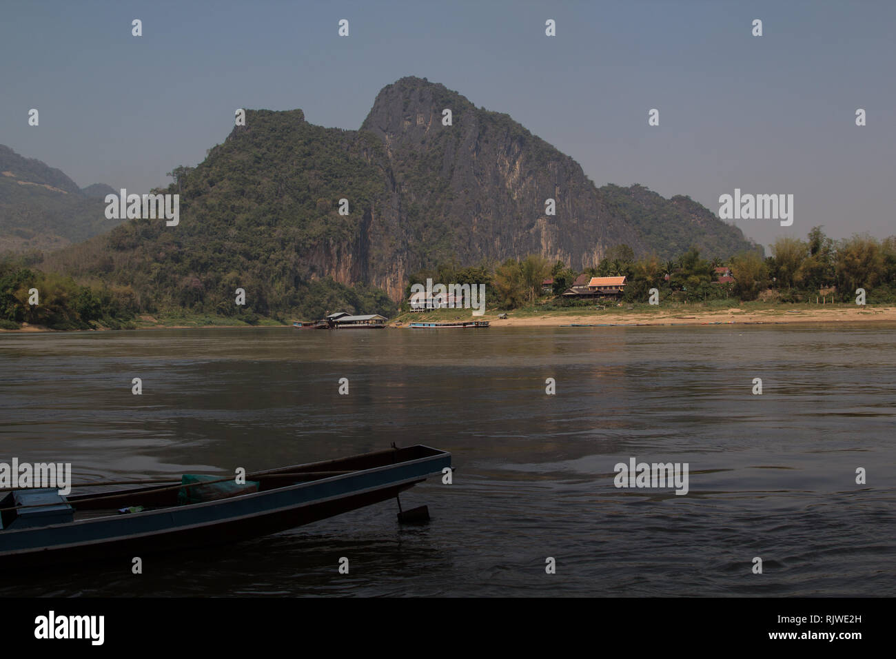 Laos: il Mekong e il collegamento Nam Ou fiume visto dal lato inferiore di Pak Ou grotta vicino a Luang Prabang in Laos Foto Stock