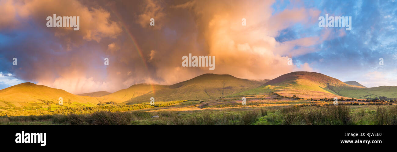 Vista verso la montagna Galty (Montagne Galtee) al tramonto dalla Glen of Aherlow, nella contea di Tipperary, Irlanda Foto Stock