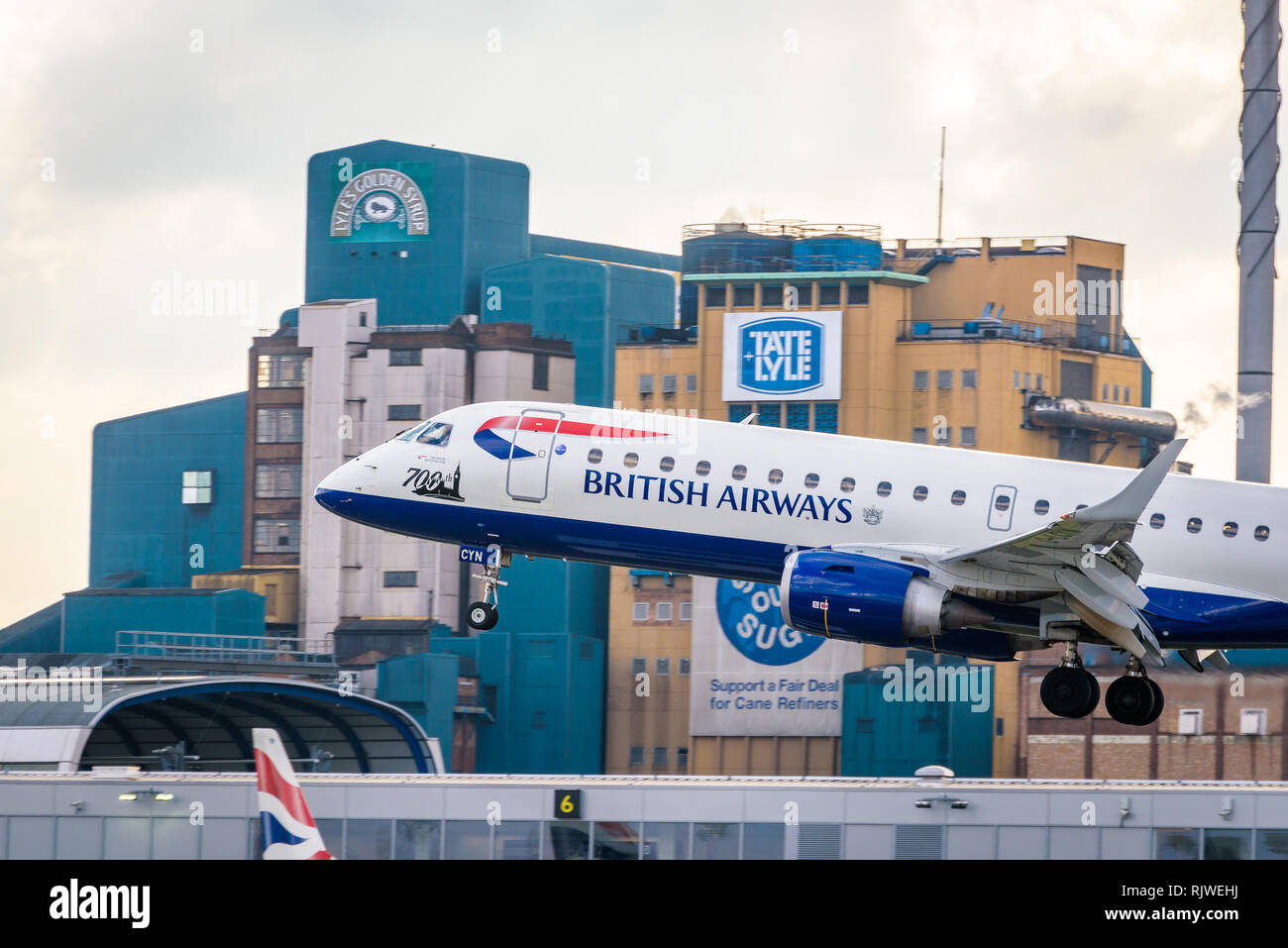 Londra, Inghilterra. Febbraio 2018. Embraer ERJ-190SR British Airways G-LCYN operati da BA Cityflyer Express Limited in atterraggio a London City Airport (LCY) Foto Stock