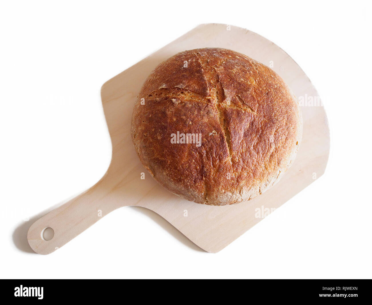 Il pane fatto in casa pane su una tavola di legno. Totale sfondo bianco. Foto Stock