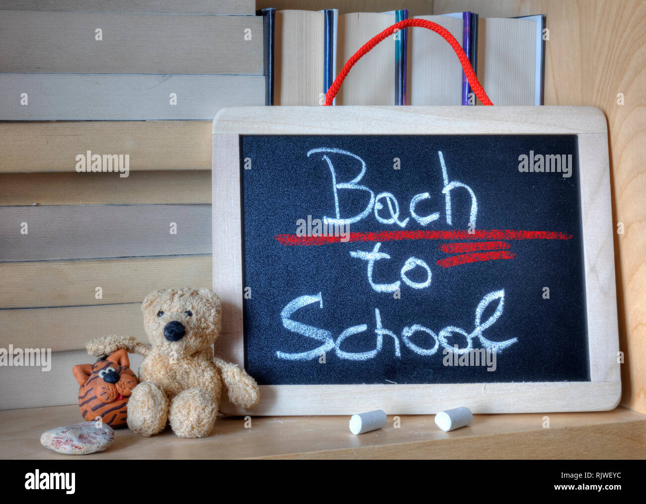 "Si torna a scuola" frase sbagliato a scrivere su una lavagna in legno con gesso bianco. Foto Stock