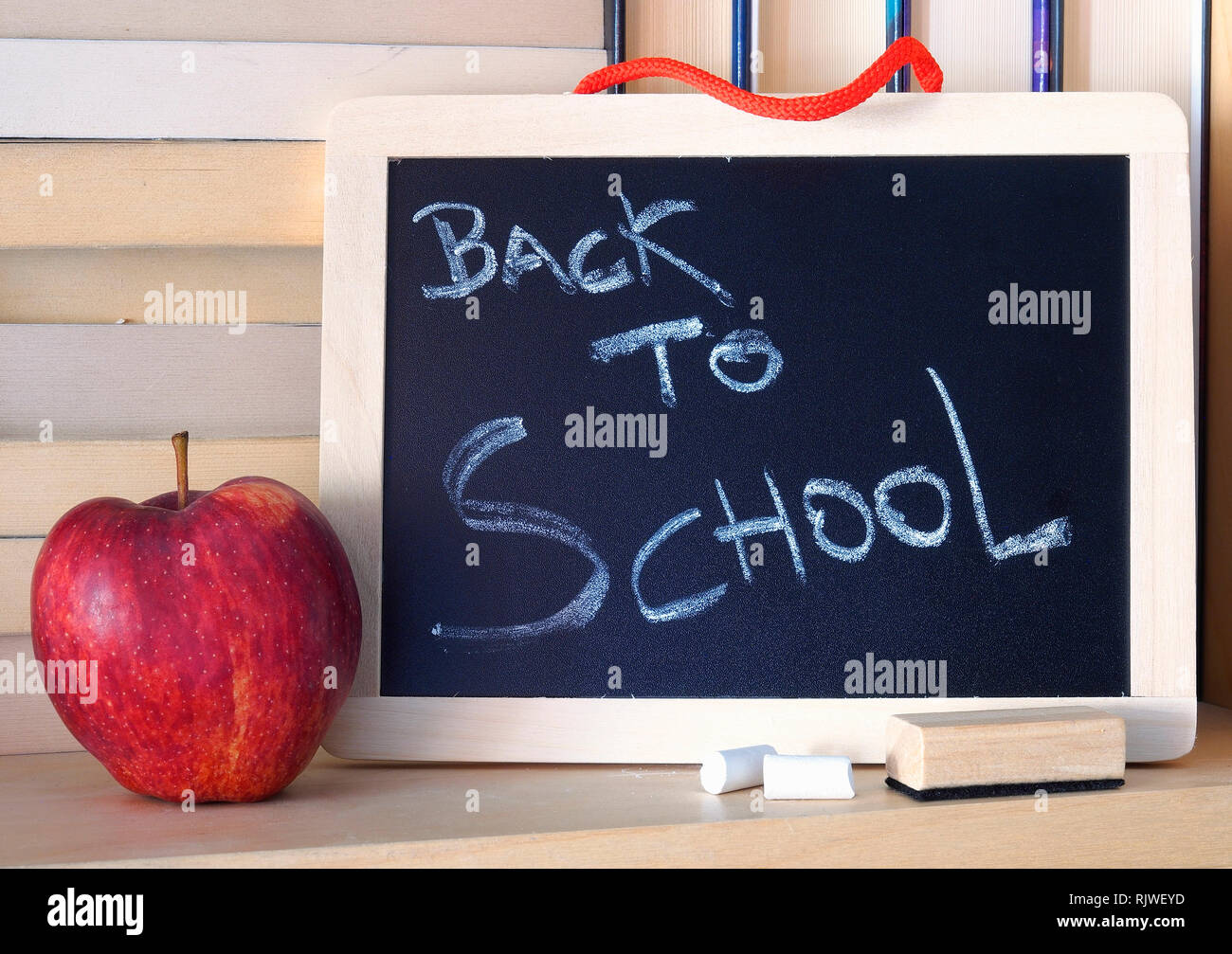 "Si torna a scuola" una frase scritta su una lavagna in legno con gesso bianco. Foto Stock