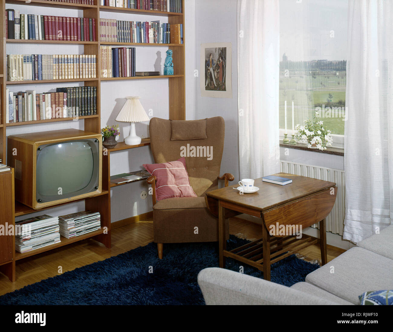 La televisione negli anni cinquanta. Interno da una camera con un tipico 50s televisore in scaffale. RIF BV101-5 Svezia 1958 Foto Stock