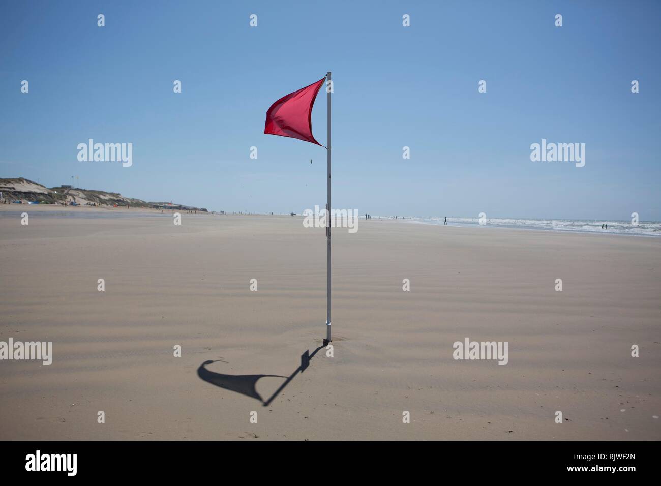 Bandiera rossa sulla spiaggia mettere in guardia contro il rischio di pericolose derive, Gurp Plage, Grayan-et-l' Hopital, Aquitaine, Gironde, Francia Foto Stock
