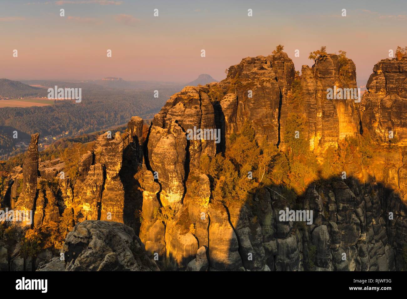 Vista Schrammsteine, vicino a Bad Schandau, Elba montagne di arenaria, Svizzera Sassone, Bassa Sassonia, Germania Foto Stock