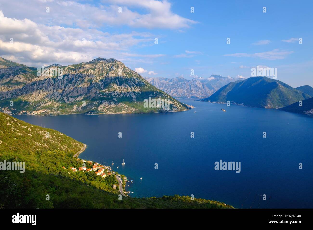 Villaggio anteriore Strp, centro Perast e della Baia di Kotor, provincia di Cattaro, Montenegro Foto Stock